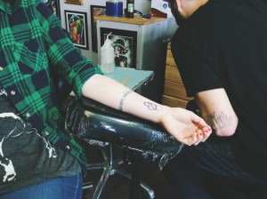 yeahrockout getting ampersand tattoo at woodwork tattoo poulsbo wa